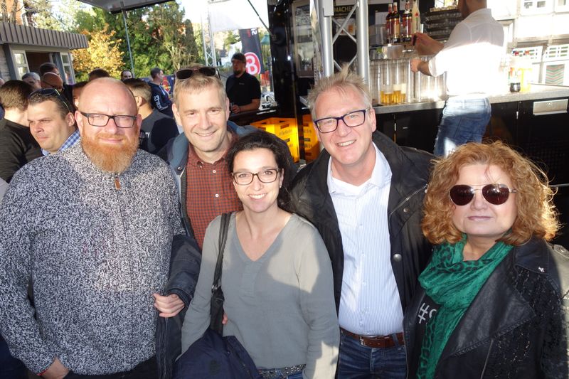 (v. l.) Jörn Beckmann, comTeam, Arnd Villwock, cop software+services, Luciana Kuhlemann, comTeam,  Roland Gerdes, VERTIV, und Ufo, comTeam. (IT-BUSINESS)