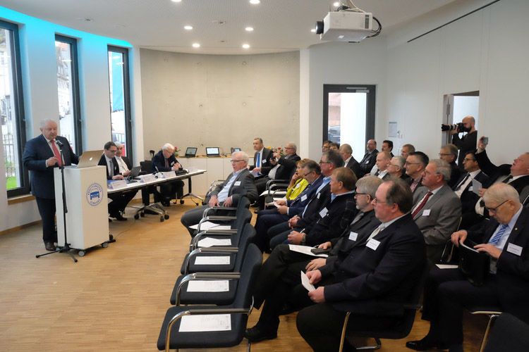 Die Teilnehmer der Delegiertenversammlung wählten alle Vorstandsmitglieder einstimmig. (Baeuchle / »kfz-betrieb«)