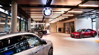 Die BMW-Niederlassung München versteht sich nach dem Umbau auf das Showroomkonzept Retail Next eher als Begegnungsstätte denn als Autohaus.  (Bild: BMW Group)
