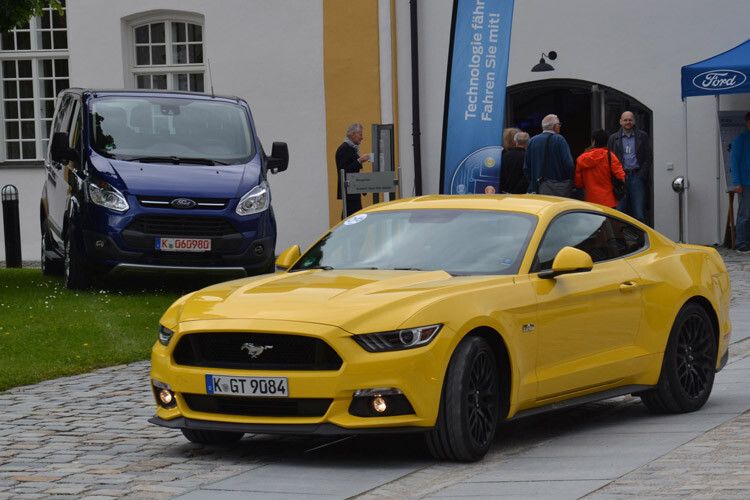 Ob in Rot oder Gelb – der Wagen zieht die Blicke auf sich. (Foto: Michel)