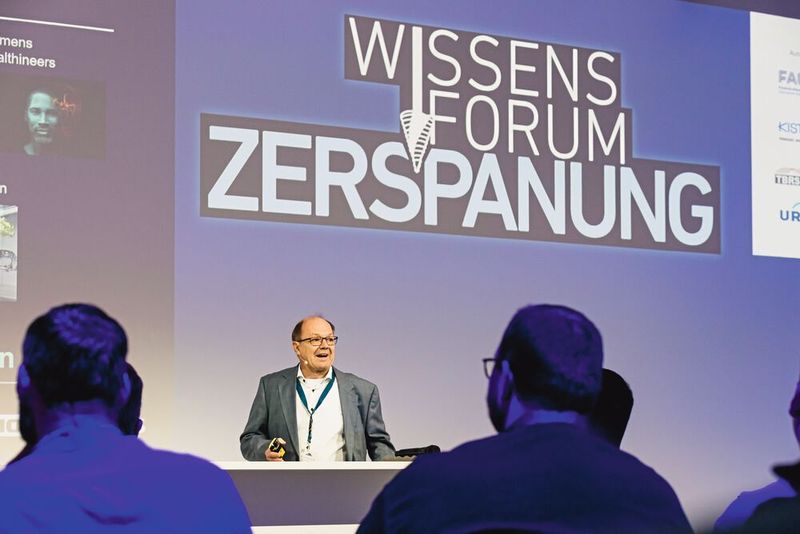 Keynote Speaker Dr. Thomas Mücke, Siemens Industry Software, über Closed-loop manufacturing – Bidirektionale Datendurchgängigkeit vom Engineering zur Maschine. (Bild: Stefan Bausewein)