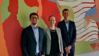 Neuromorphe Materialien sollen dabei helfen, Hard- und Software so zu optimieren, dass damit zum Beispiel das autonome Fahren wirklich praxistauglich wird. Daran forschen (von links): Dr. Eduardo Domínguez Vázquez, Dr. Susanne Baumann und Dr. Hermann Osterhage. (Bild: Privat)