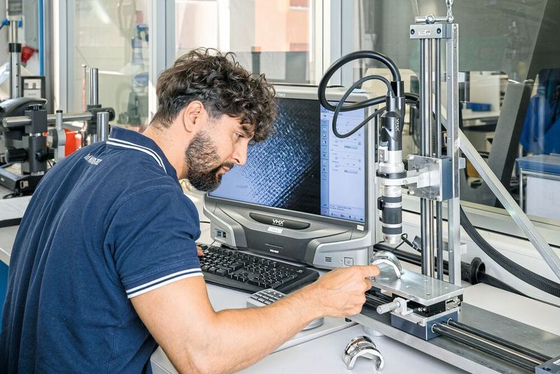 The specialists at Mikron Tool are highly professionally equipped. The knee joint cast components are also from a supplier in the medical technology industry. (Image:Thomas Entzeroth)