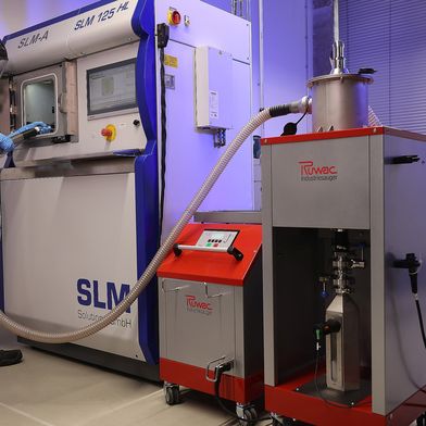Der Test bei Rapidobject beweist: Mit dem neuen Trocken-Vorabscheider R26 (rechts) lassen sich mehr als 99 Prozent des Metallpulvers wiederverwenden. (Bild: Ruwac)