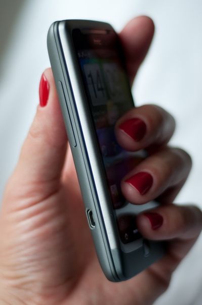 Auf der linken Seite des Desire Z befindet sich der Lautstärkeregler und der Micro-USB Anschluß. (Archiv: Vogel Business Media)