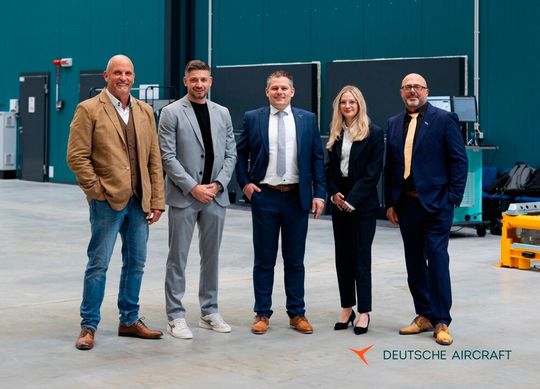 Maßgeblich am Projekt für Deutsche Aircraft beteiligt (v.l.): Michael Rentschler (Head of Transport & Logistics Deutsche Aircraft), Borislav Traykov (Fachberater Logistiksysteme Jungheinrich), Sebastian Böhnl (VP Operations & Production Deutsche Aircraft), Eva Kreuzer (Project Manager Implementation Jungheinrich) und Markus Selmeier (Project Manager Technical Sales Jungheinrich).(Bild:  Jungheinrich)