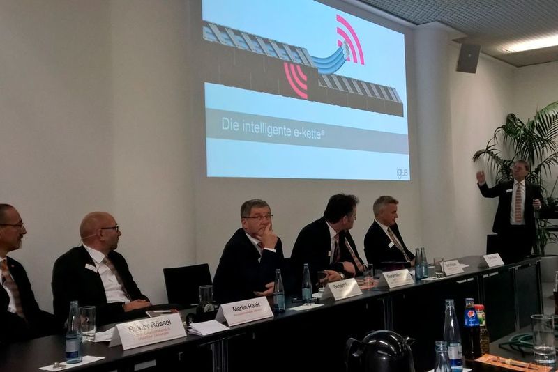 Harald Nehring, Prokurist E-Ketten-Systeme bei Igus stellte die intelligenten „Smart Plastics“ für die Industrie 4.0 vor. Sie sollen ungeplante Ausfallzeiten der Anlage eliminieren. Die Präsentation zeigt ein neues intelligentes Energiekettensystem in Kombination mit intelligenten Leitungen, die sich permanent selbst überwachen. (Bild: S. Häuslein/konstruktionspraxis)