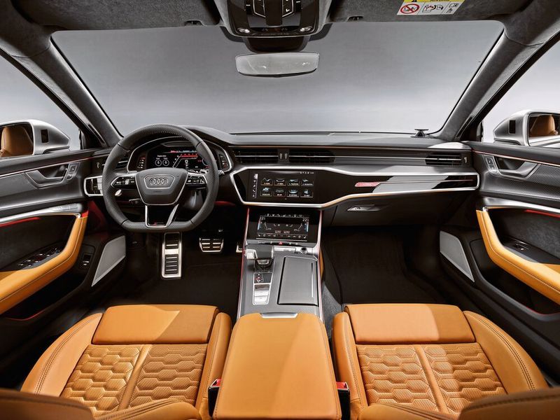Das Cockpit des RS 6 bietet zudem drei Bildschirme in Black-Panel-Optik. (Audi)