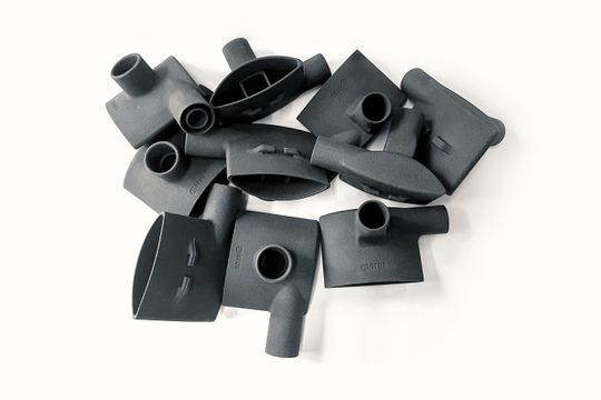 (Die Maskenadapter werden additiv durch selektives Lasersintern (SLS) gefertigt. Bildquelle: Materia Srl)
