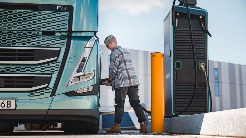 Das Öko-Institut hat Furhunternehmen zu ihrer Zufriedenheit mit elektrisch angetriebenen Lkw befragt.(Bild:  Volvo Trucks)