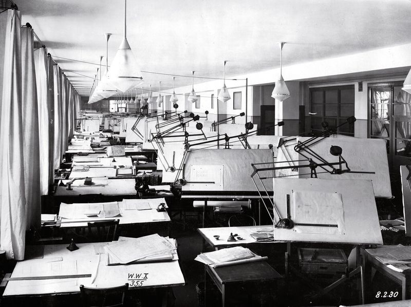 Konstruktionsbüro bei Siemens um 1930 – der Übergang zu Zeichenmaschinen an Steilbrettern, dem damals erreichten Standard, ist vollzogen. (Bild: Siemens Corporate Archives)