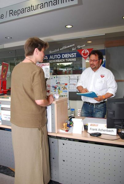 Die Kunden von Frank Achenbach schätzen das gute Preis-Leistungs-Verhältnis und die Serviceangebote zu Festpreisen.  (Foto: Rubbel)