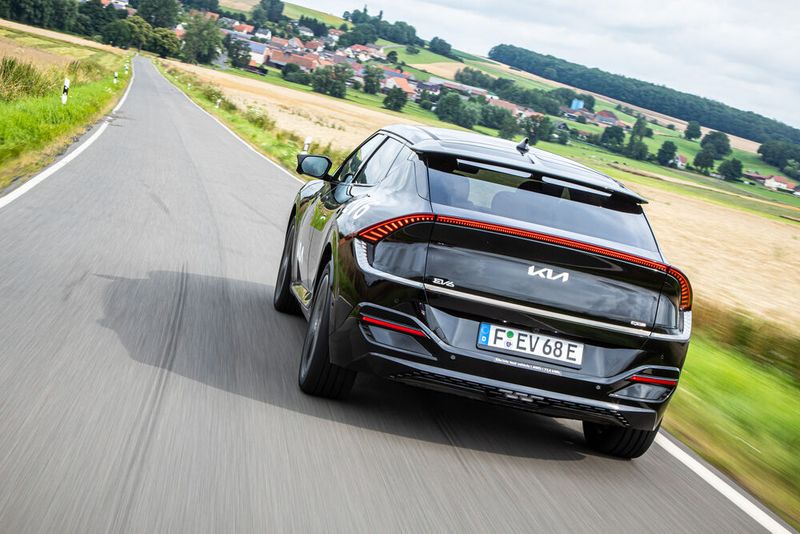 Interessanterweise setzen die Koreaner nicht auf ein SUV-Konzept, sondern auf eine relativ flache Karosserie. (Bild: Stefan Anker)