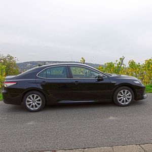 Auch optisch macht die Limousine was her, fließende, geschwungene Linien passen zum Hybriden.(Bild:  Sven Prawitz/»Automobil Industrie«)