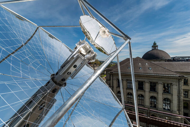 Der Parabolspiegel bündelt das Licht und leitet es in die beiden Reaktoren in der Mitte der Anlage. (ETH Zürich / Alessandro Della Bella)