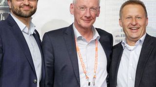 Oliver Tuszik, Deutschland-Chef von Cisco (l.) und Frank Schöneberg, Head of Partnermanagement (r.), überreichten den Partner-Award an die Ingram Manager Klaus Donath, Senior Director Value Business (2. v. l.), Uwe Kannegießer, Director Advanced Solutions (M.) und Ernesto Schmutter, Vice President Germany. (Bild: Ingram Micro)