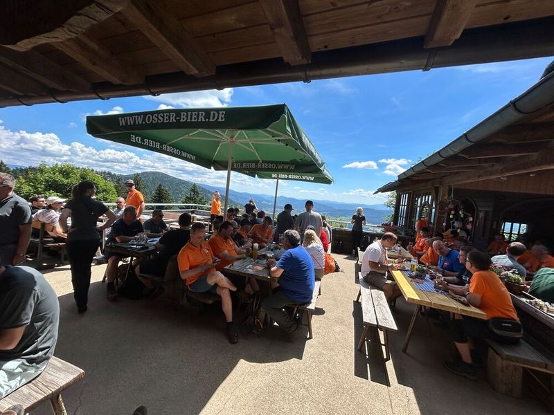 Verschnaufpause mit Essen und kalten Getränken auf der Kötztinger Hütte  (Bild: Vogel IT-Medien)