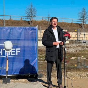 Bernd Holtwick (Hochtief PPP Solution) betonte, dass dezentrale Rechenzentren die Resilienz steigern.(Bild:  Paula Breukel)