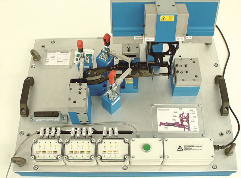 Bild 1: Bei diesem Messsystem kommen Laserdistanzsensoren zum Einsatz, die je nach Kundenanforderung oder Anzahl der Messpunkte auf Halterungen um das zu prüfende Bauteil positioniert werden. (Bild: IPF)