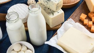 Vor wenigen Jahren hatten Wissenschaftler eine neuartige Form infektiöser Erreger in Milchprodukten und Rinderseren entdeckt. Neuere Untersuchungen weisen darauf hin, dass sie an der Entstehung von Darmkrebs beteiligt zu sein scheinen.  (Bild: ©bit24 - stock.adobe.com)