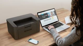 Die kompakten A4-Schwarzweißdrucker A2001 und PA2001w sind für den Einsatz als Arbeitsplatzdrucker im Büro oder im Homeoffice ausgelegt. Sie belegen nur wenig Standfläche und sollen sich durch einen geringen Stromverbrauch auszeichnen. (Kyocera)