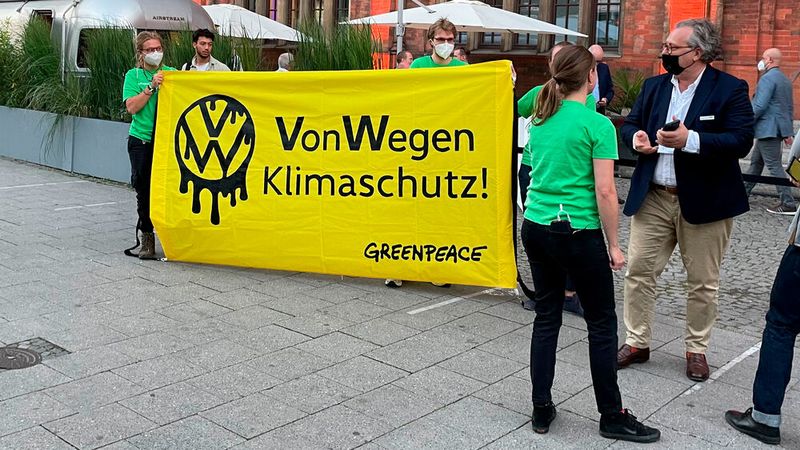 Schon vor Beginn der IAA hatte beispielsweise Greenpeace am Rande einer VW-Veranstaltung – friedlich – gegen den Autokonzern protestiert. Schon vor Beginn der IAA hatte beispielsweise Greenpeace am Rande einer VW-Veranstaltung – friedlich – gegen den Autokonzern protestiert.
