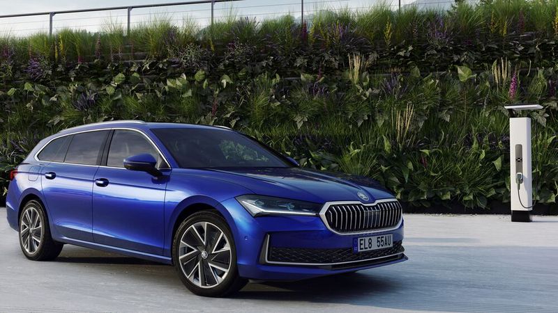 Der überarbeitete Plug-in-Hybrid verfügt mit seiner mindestens 25 kWh großen Batterie nun über eine Reichweite von rund 100 Kilometern. (Bild: Skoda)