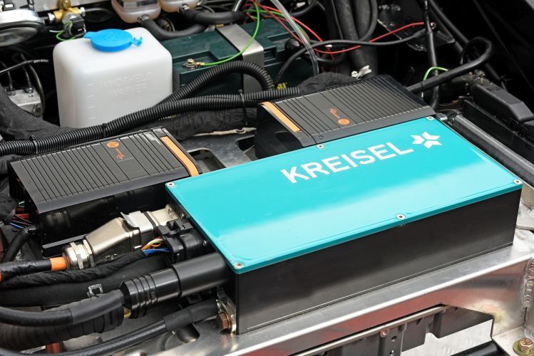Kreisel Evex 910e: Details und Technik - Der Elektromobilitäts-Spezialist Kreisel Electric einen EVEX-Porsche 910 vollständig zum elektrischen Supersportwagen umgerüstet.  Der Kreisel EVEX 910e schafft mehr als 300 Kilometer pro Stunde, beschleunigt in 2,5 Sekunden von 0 auf 100 und verfügt im Gegensatz zum historischen Original von Porsche über eine Straßenzulassung (H-Kennzeichen). (EVEX Fahrzeugbau GmbH)
