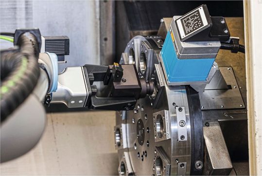 Bild 7: Automatischer Wechsel von PTI-Haltern mit Cobot in PTI-Revolverscheibe.(Bild:  Schaeffler)