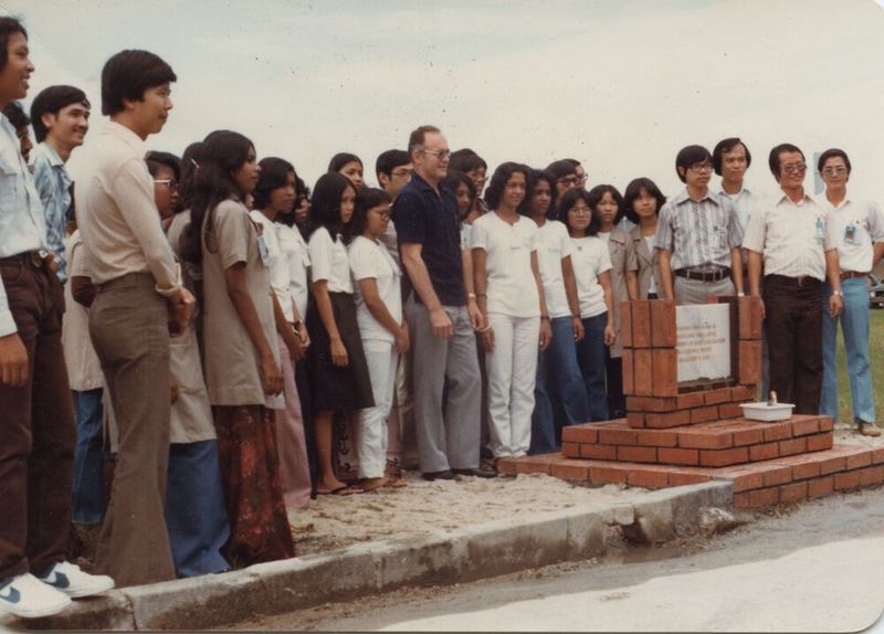 Gordon Moore 1978 bei der Grundsteinlegung des ersten Intel-Werks in Malaysia. (Bild: Gordon Moore Penang Groundbreaking / Intel Free Press / CC BY-SA)