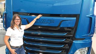 Bei DAF hatten 2018 Importeur, Händler und Kunden (wie hier Jana Häberle von der EBB Truck-Center GmbH) gut lachen.   (Bild: Faust)