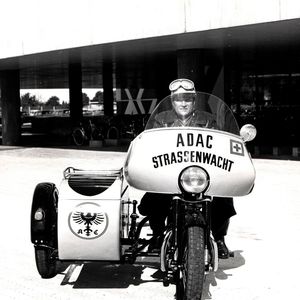 Franz Huber, der damalige Leiter der Ausrüstungswerkstatt, auf der Konsul vor dem 1973 bezogenen Neubau der ADAC Hauptverwaltung in München, Baumgartnerstraße/Am Westpark.(Bild:  ADAC)