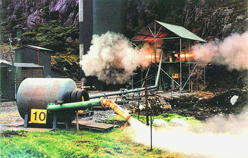 Abb. 5 – Explosionstest in Norwegen im Originalmaßstab: Hier wird die Ausbreitung einer Staubexplosion in einer typischen, integrierten Prozessanlage untersucht.  (Bild: Eckhoff)