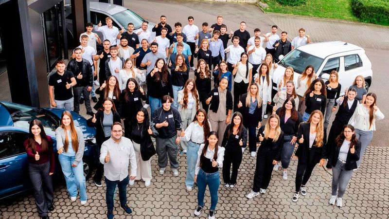 Große Freude bei Aplhartis: 75 junge Talente starteten am 1. August in ihre kaufmännische Ausbildung bei der Alphartis SE. Am 1. September kommen rund 100 junge Kolleginnen und Kollegen dazu, die in den gewerblich-technischen Berufen ausgebildet werden. Insgesamt zählt die Alphartis SE dann rund 600 Young Talents. (Bild: Alphartis SE)