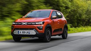 Schon äußerlich macht der geliftete Dacia Spring in allen Varianten einen großen Sprung. (Bild: Dacia)