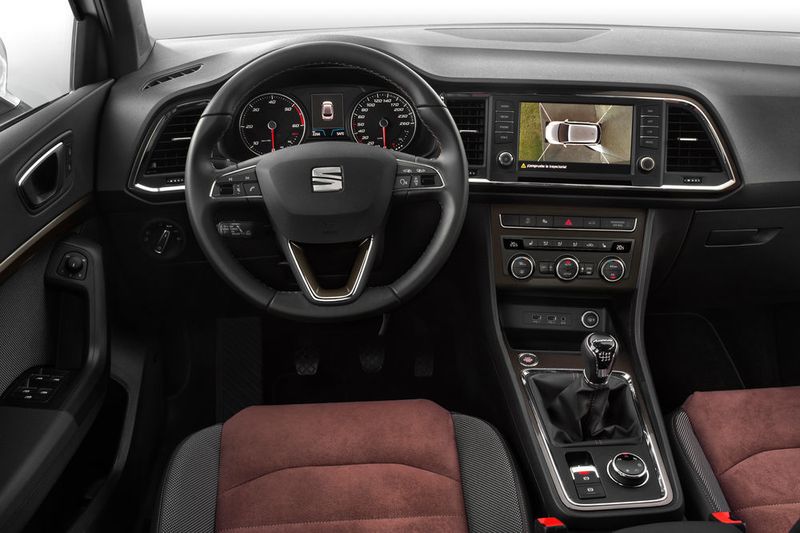 Der Ateca ist ebenfalls einfach zu bedienen. Die Lenkung ist präzise, das Handling sehr gut und das Fahrverhalten untadelig – lediglich die Federung fällt etwas straff aus. (Seat)