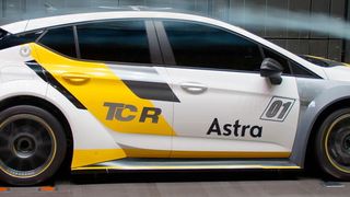 Nach dem ersten Testeinsatz des Astra TCR in Bahrain testet die Motorsportabteilung den Tourenwagen weiter. Die ersten regulären Auslieferungen werden zu Mitte der Saison erwartet. (Foto: Opel)