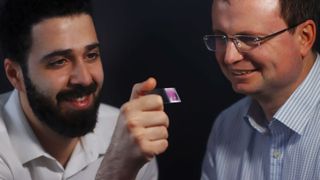 Waseem Kitana zeigt Prof. Dr. Leonid Ionov, Professor für Biofabrikation, eine Probe. (Bild: Universität Bayreuth)