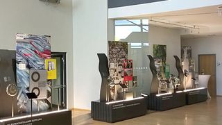 Herzstück der Ausstellung „Die LuK Story. 50 Jahre. Qualität. Technologie. Innovation.“ anlässlich des 50-jährigen Jubiläums ist die „Galerie der Innovationen“. (Foto: Schaeffler)