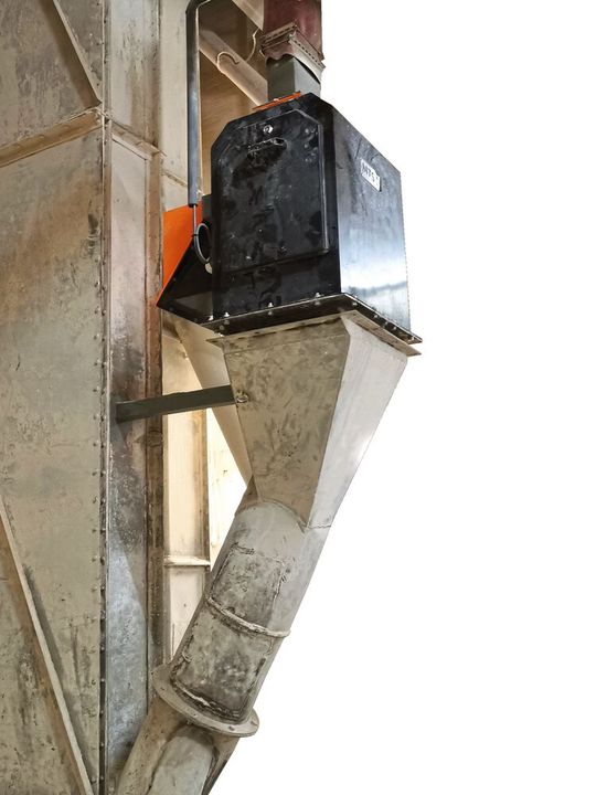 Aufgrund ihrer kompakten Dimensionen und ihres einfachen Aufbaus lässt sich die Prallplattenwaage schnell und einfach installieren. Aufgrund ihrer kompakten Dimensionen und ihres einfachen Aufbaus lässt sich die Prallplattenwaage schnell und einfach installieren.