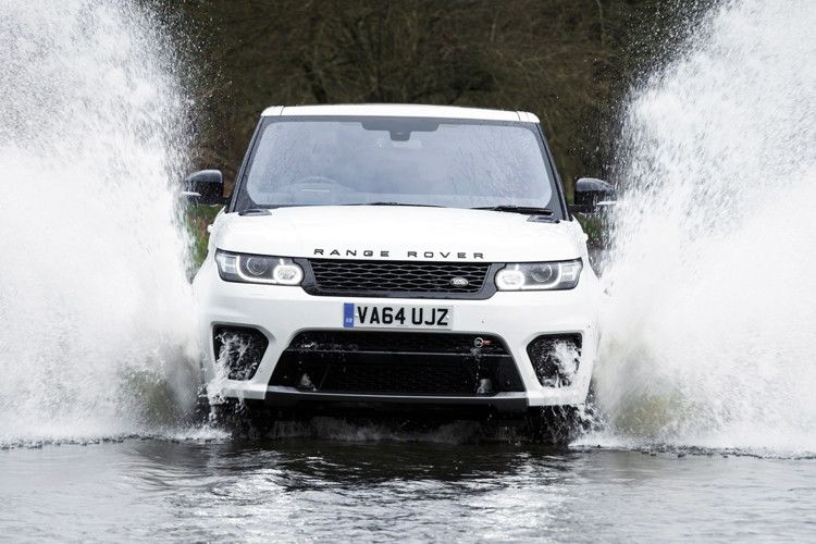 Von der zugunsten des Anfahrdrehmoments ein wenig reduzierten Anhängelast einmal abgesehen, schlägt sich der SVR im Alltagseinsatz und abseits der Straße genauso tapfer wie jeder andere Range Rover Sport. (Foto: Land Rover)