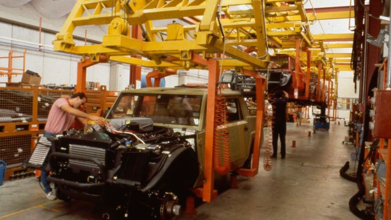 Dann wurden die vormontierten Teile nach Sant'Agata Bolognese verschifft, wo der Einbau von Antriebsstrang und mechanischen Bauteilen, die Endfertigung, Tests sowie die Auslieferung erfolgten.  (Bild: Lamborghini)