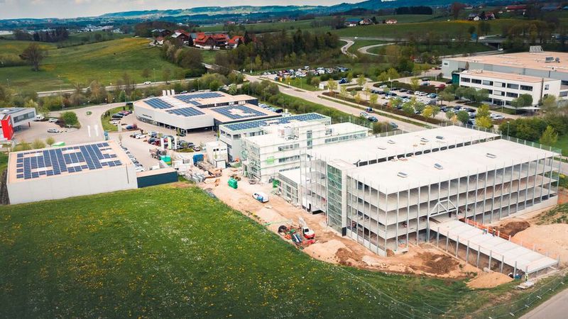 Die Rücknahme von Leasing- und Finanzierungsrückläufern professionalisieren und mehr Geschwindigkeit in das Gebrauchtwagengeschäft bringen: Die Seitz-Gruppe will in den nächsten Wochen am Stammsitz in Kempten ihr neues Dienstleistungs- und Logistikzentrum mit erweiterter Zentralverwaltung in Betrieb nehmen.(Bild:  Seitz-Gruppe)