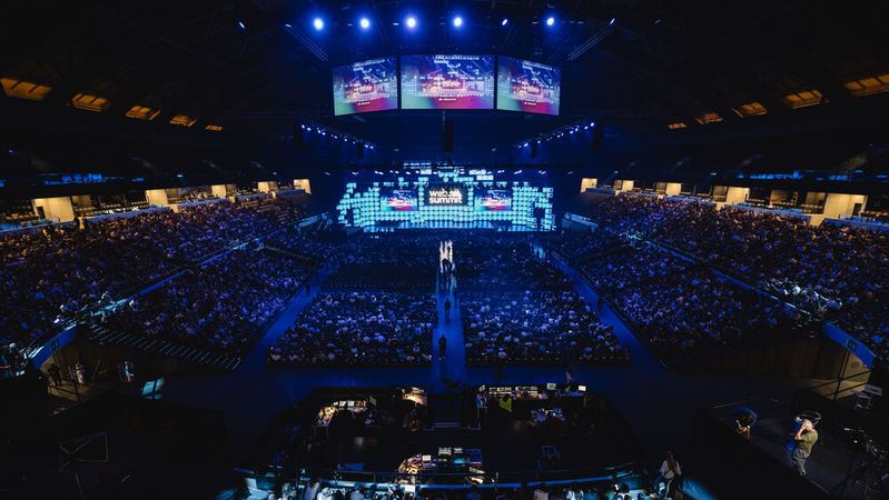 Cybersecurity zog sich als roter Faden durch Debatten über KI, Robotik, den Schutz verteilter IoT-Endpunkte und kritischer Infrastrukturen – sowohl auf den Bühnen des WebSummit 2025 in Lissabon, als auch hinter den Kulissen.(Bild:  Web Summit)