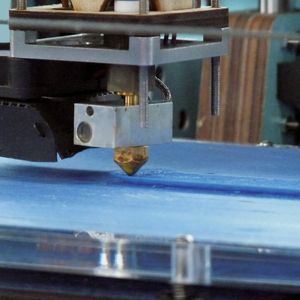 Bild 2: Um die geforderte Qualität beim Rapid Manufacturing zu erreichen, müssen Bauteile, die nach dem Prinzip des Fused Layer Modeling hergestellt wurden, nachbearbeitet werden.