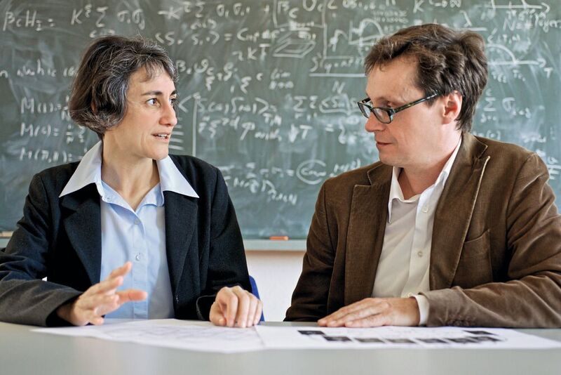 Laura Heyderman und Peter Derlet untersuchen magnetische Phasenübergänge in der Materie. (Bild: Paul Scherrer Institut / Markus Fischer)