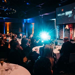 Eine Saxophon-Spielerin und ein Adele-Double sorgten auf dem Galaabend für Stimmung.(Bild:  Weller)