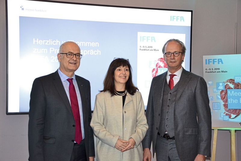 Sowohl Ausrüster als auch produzierende Betriebe sehen im anhaltenden Fachkräftemangel einen Grund, warum man in der aktuell wirtschaftlich guten Lage nicht bessere Ergebnisse erzielt. (Hier im Bild v.l.n.r.: Richard Clemens, Geschäftsführer VDMA Fachverband Nahrungsmittelmaschinen und Verpackungsmaschinen, Iris Jeglitza-Moshage, Geschäftsleitung Messe Fankfurt, DFV-Präsident Herbert Dohrmann) (Bild: PROCESS/Wühr)