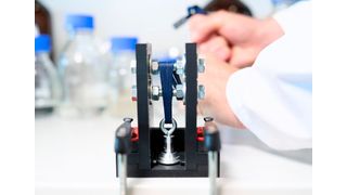 Am Fraunhofer IAP hat man es geschafft, feste Klebeverbindungen quasi auf Knopfdruck zu erreichen. Klebstoffkapsel sind das Geheimnis ... (Bild: Fraunhofer IAP)