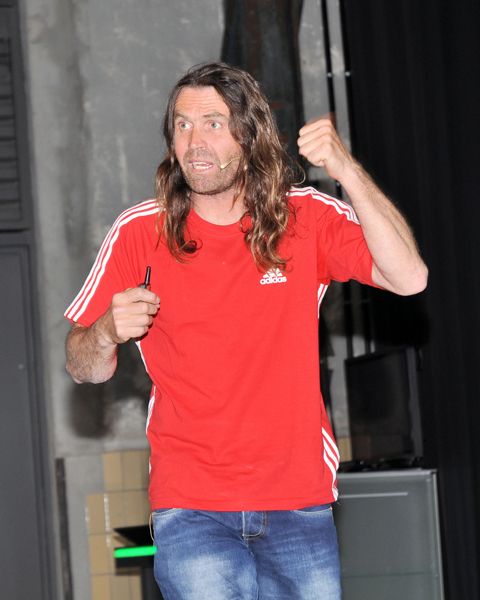 Speed-Climber Thomas Huber nahm das Publikum mit in die Steilwand... (Archiv: Vogel Business Media)